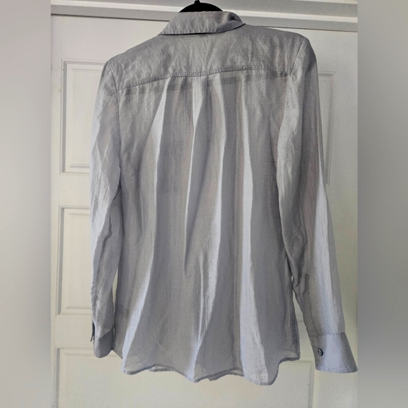 Women's medium ligh,t button-down shirt. - Picture 3 of 7